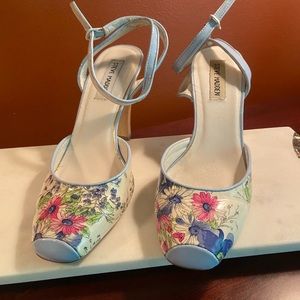 Steve Madden blue floral pumps